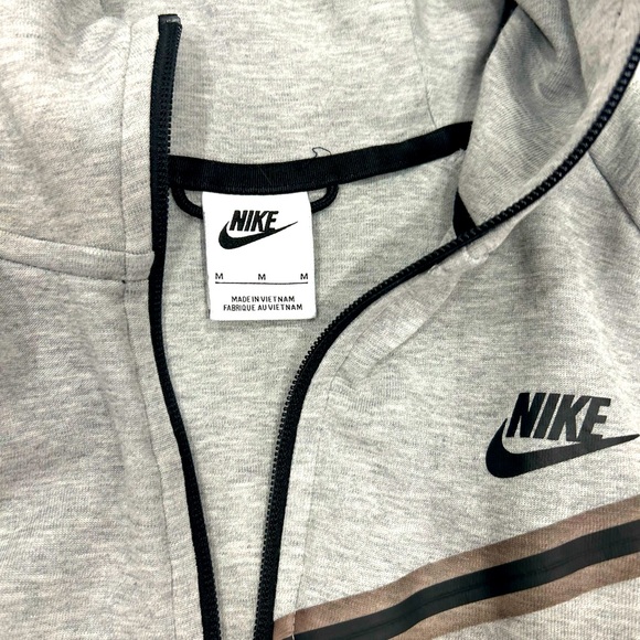 Women’s cropped Nike tech - Picture 3 of 3